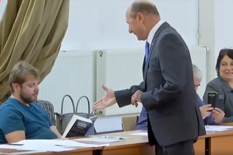 VIDEO. Ce Carte Citea Tânărul Ce A Refuzat Să Dea Mâna Cu Băsescu și Dragnea